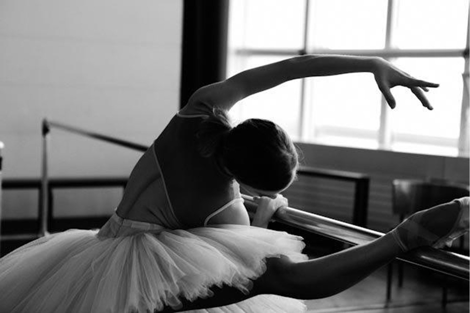 Балерина в студии предается плотским утехам с парнем