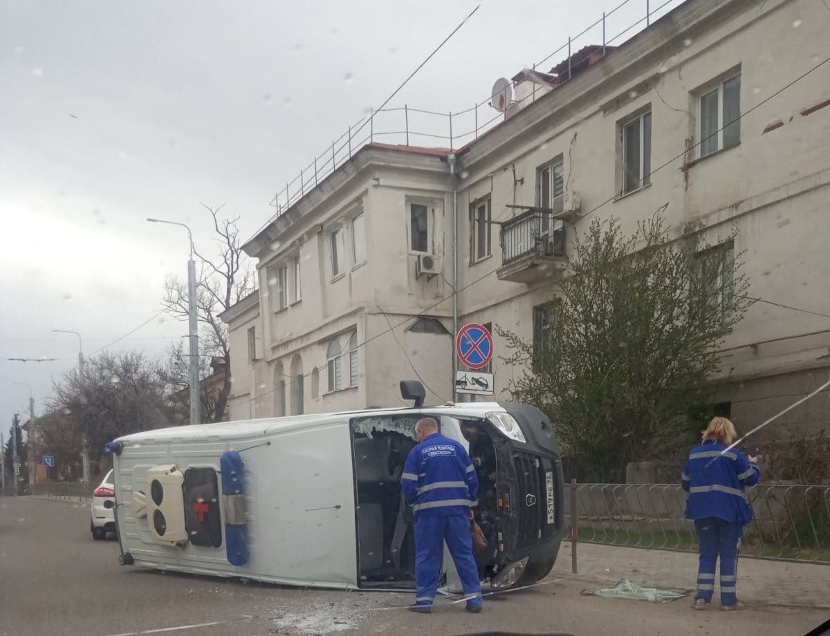 В Севастополе в ДТП перевернулась скорая помощь - СевКор - Новости  Севастополя