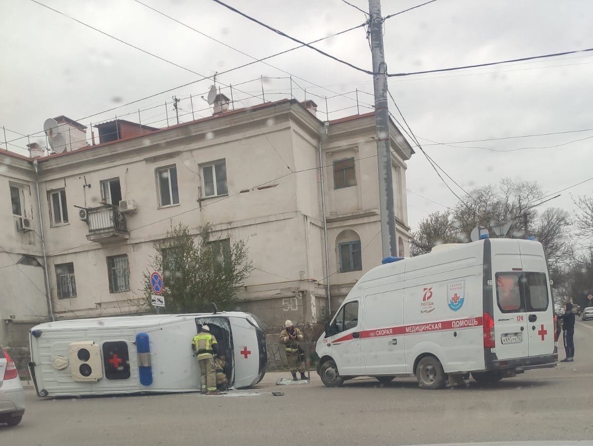 В Севастополе в ДТП перевернулась скорая помощь - СевКор - Новости  Севастополя