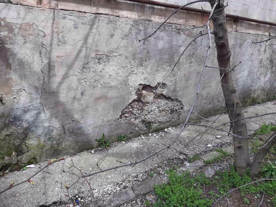 Крым разрушают. Крым разрушенная стена. Луганская область подъезд разрушен.