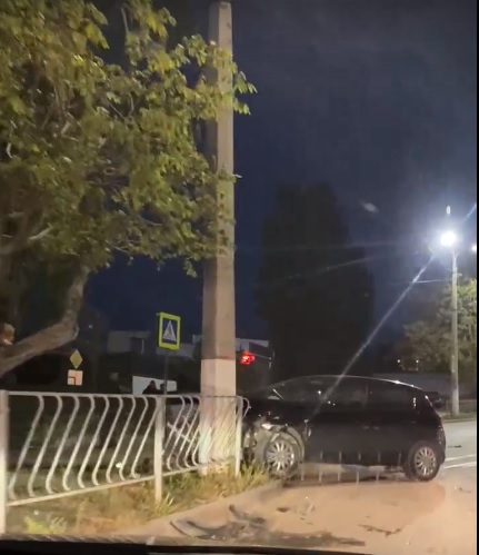 В Севастополе автомобиль влетел в столб, зацепив машину с беременной женщиной