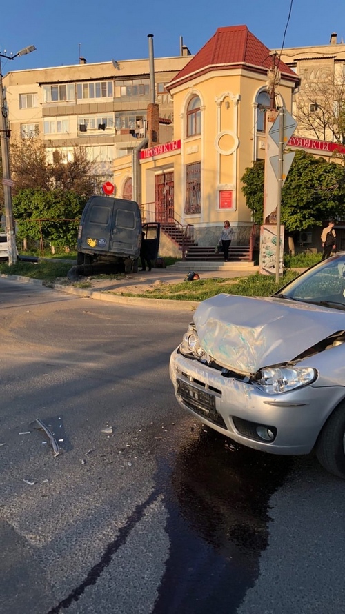 ДТП в Севастополе: жесткое столкновение ГАЗЕЛи с иномаркой