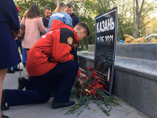 В Севастополе провели траурную акцию в память о погибших в Казани