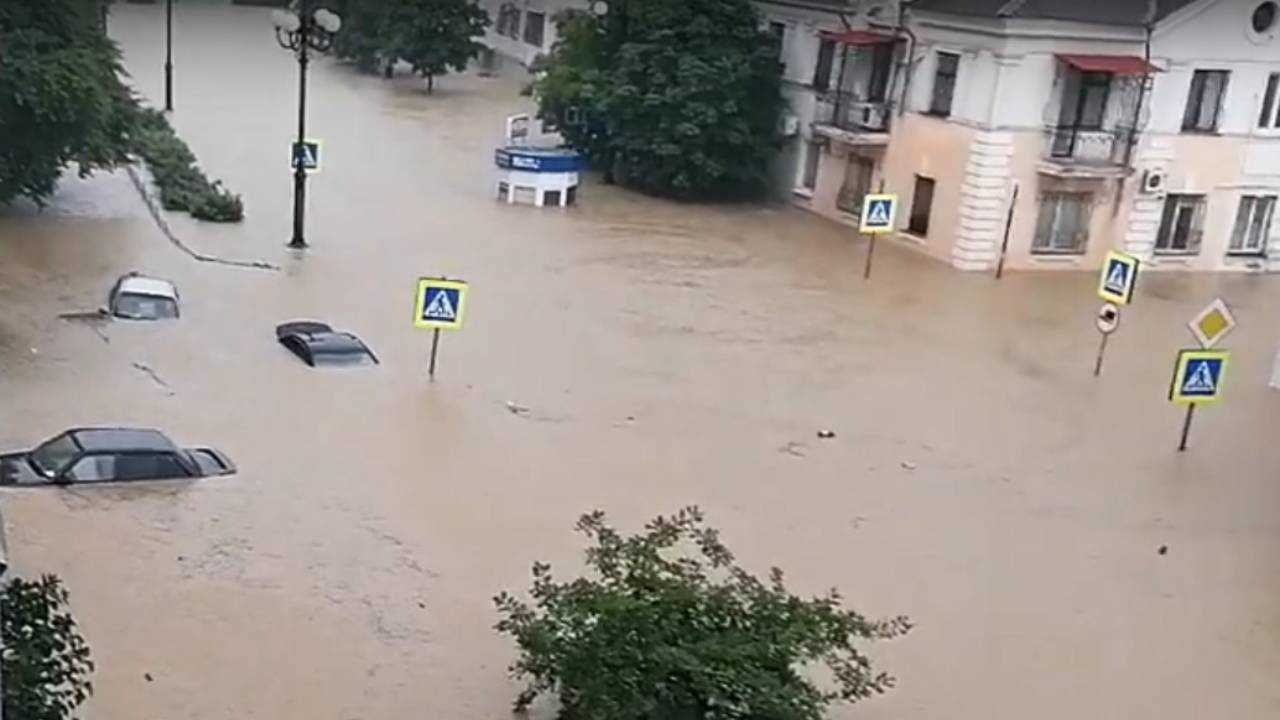 Керчь затопило. Аксенов по городу передвигался на моторной лодке - СевКор -  Новости Севастополя