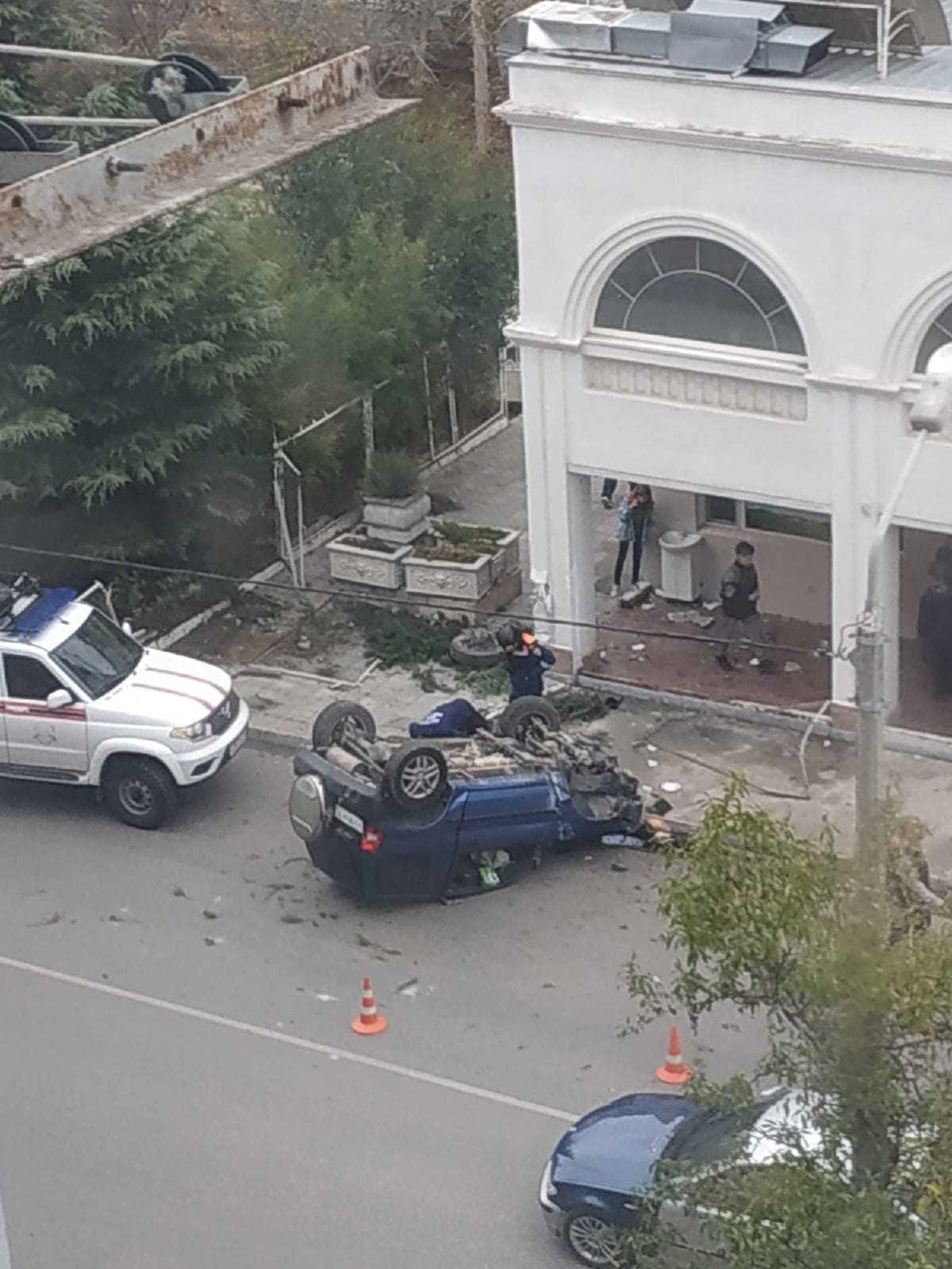 В Севастополе пьяный водитель врезался в забор и перевернул машину - СевКор  - Новости Севастополя