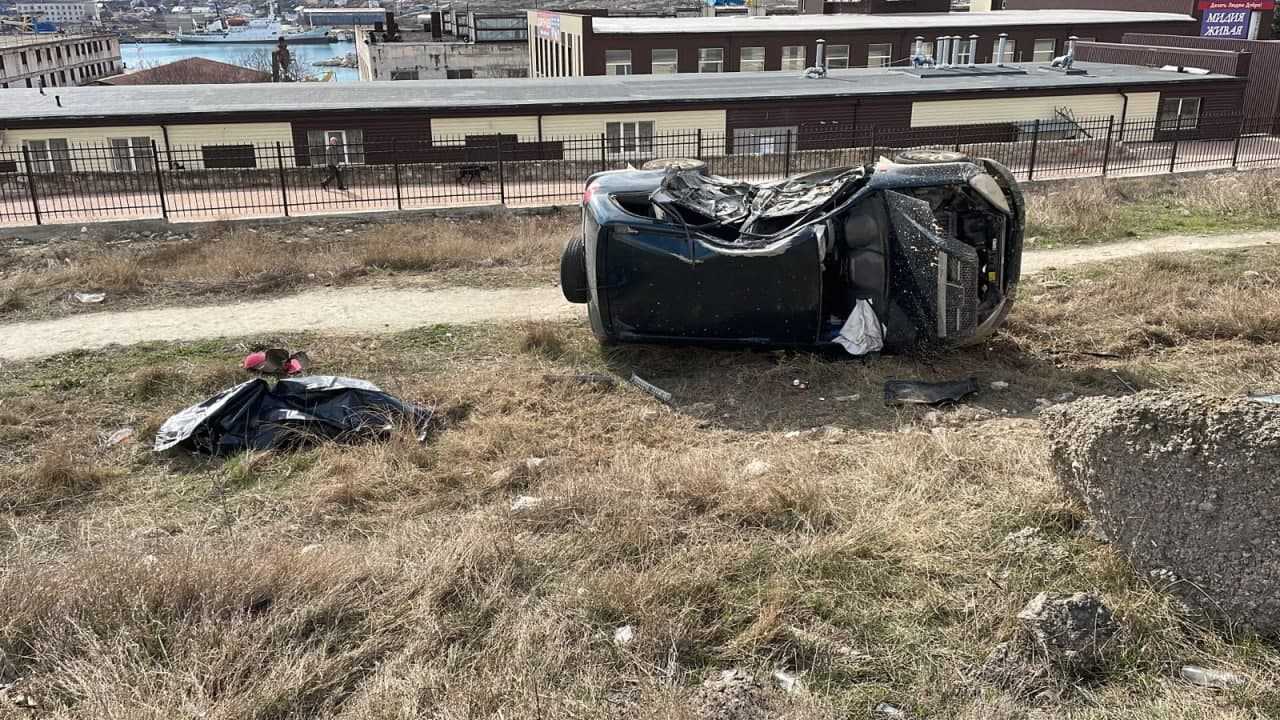 В Севастополе на улице Правды погиб водитель после опрокидывания кроссовера  - СевКор - Новости Севастополя