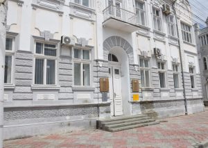 В Евпатории задержали вандала, облившего желтой и синей краской здание администрации
