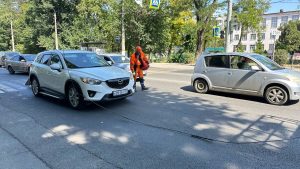 В Симферополе троллейбусные провода повредили две машины